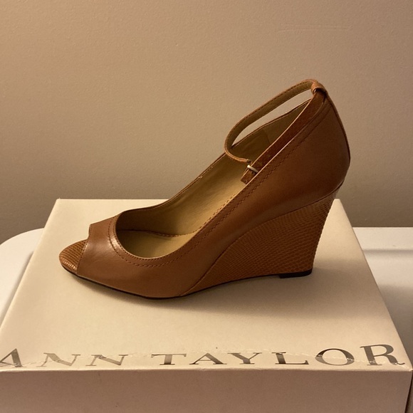 Ann Taylor leather peep toe wedge (size 7) - Picture 4 of 5